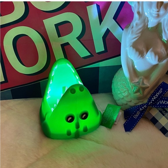 BATH & BODY WORKS LIGHT UP GATOR
GENTLE FOAMING SOAP HOLDER - Picture 6 of 7